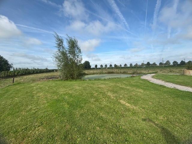 Landelijk Vakantiehuis In Diksmuide Met Een Tuin En Vijver Екстериор снимка